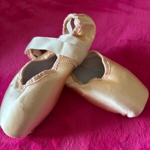 Freeds of London Pointe Soes NOT BROKEN IN! 6E